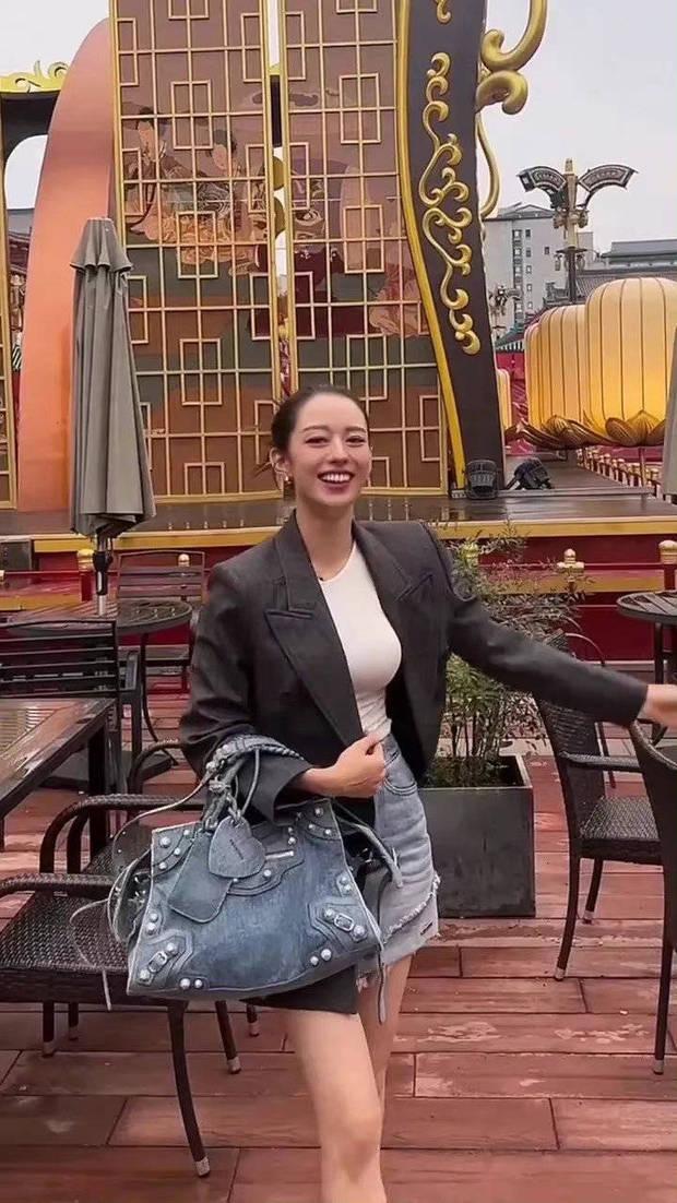 郎朗老婆现身西安低温光腿穿短裙引网友担心其着凉 第5张