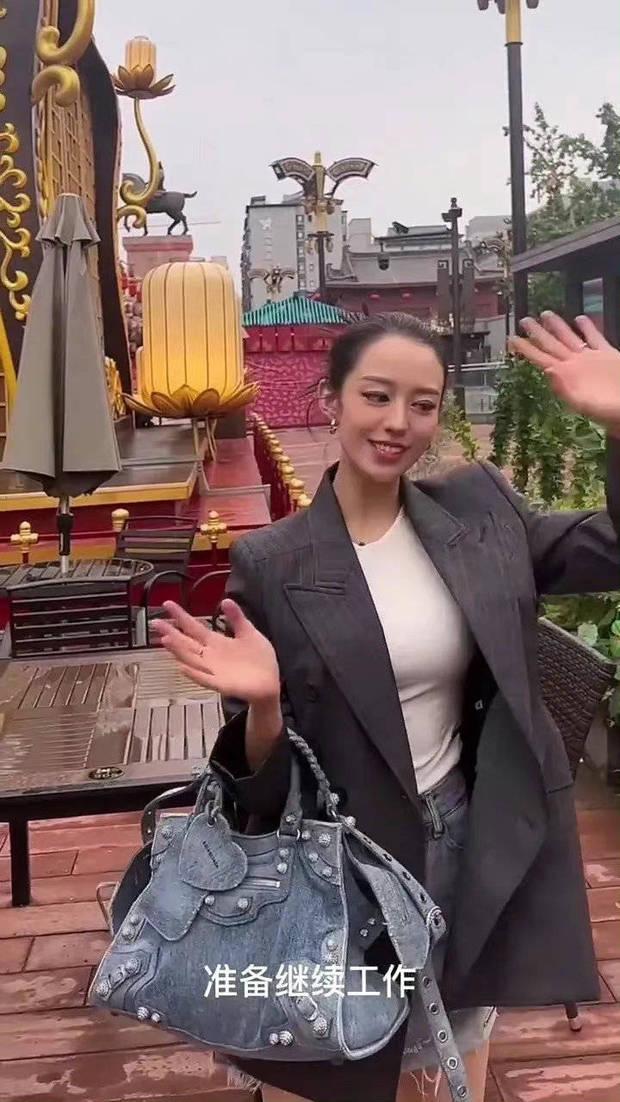 郎朗老婆现身西安低温光腿穿短裙引网友担心其着凉 第7张