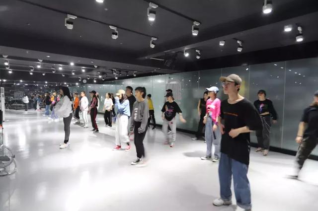西安街舞的先行者,西安街舞教室,从不缺爱玩的年轻人 第14张