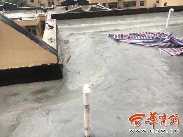 西安皇家花园老旧小区楼顶防水改造遇降雨成水帘洞 第1张