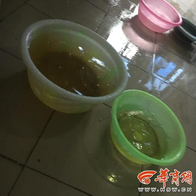 西安皇家花园老旧小区楼顶防水改造遇降雨成水帘洞 第2张