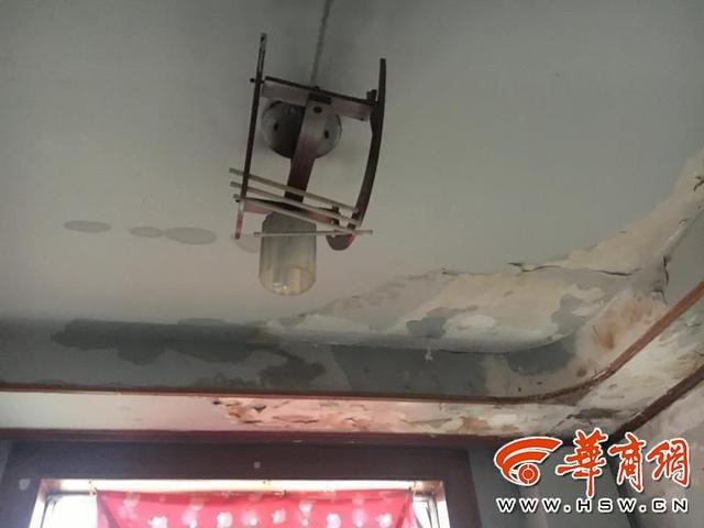 西安皇家花园老旧小区楼顶防水改造遇降雨成水帘洞 第4张