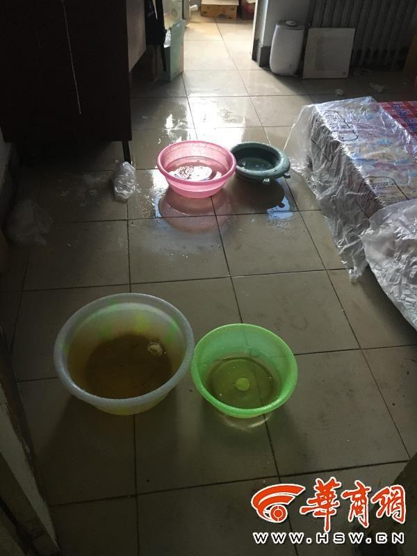 西安皇家花园老旧小区楼顶防水改造遇降雨成水帘洞 第3张