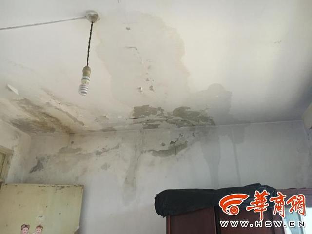 西安皇家花园老旧小区楼顶防水改造遇降雨成水帘洞 第7张