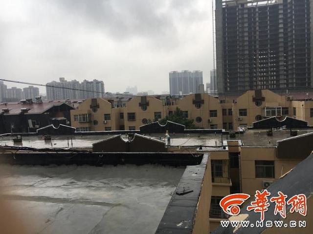西安皇家花园老旧小区楼顶防水改造遇降雨成水帘洞 第6张
