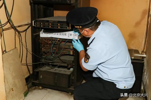 线上线下“双监督”大兴区娱乐场所情况如何—执法人员贴封条 第1张
