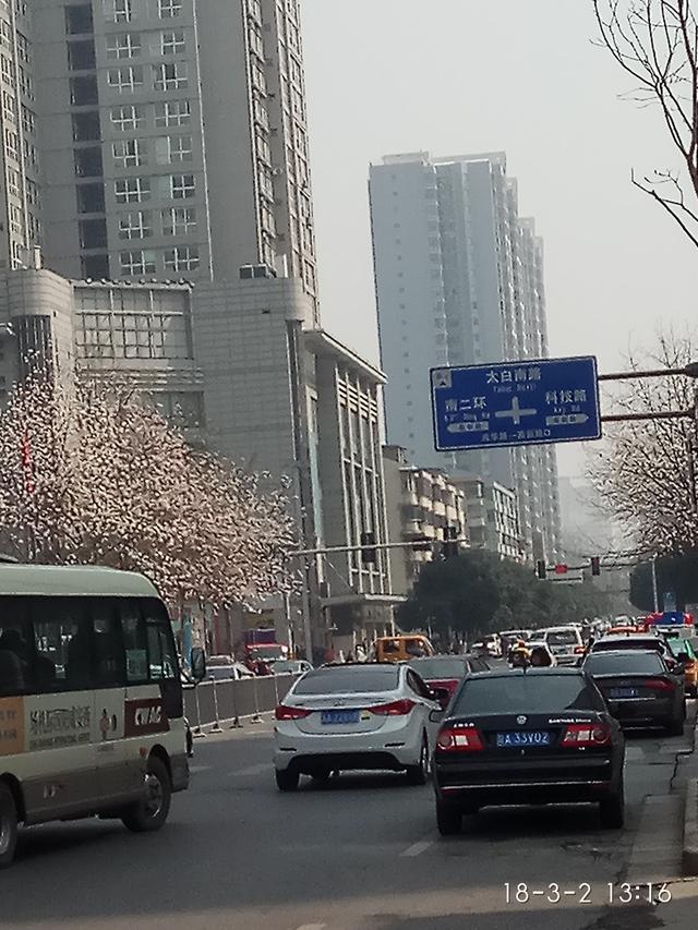 今晚高新创业咖啡街区挤不进来了白天提前看看场子 第1张