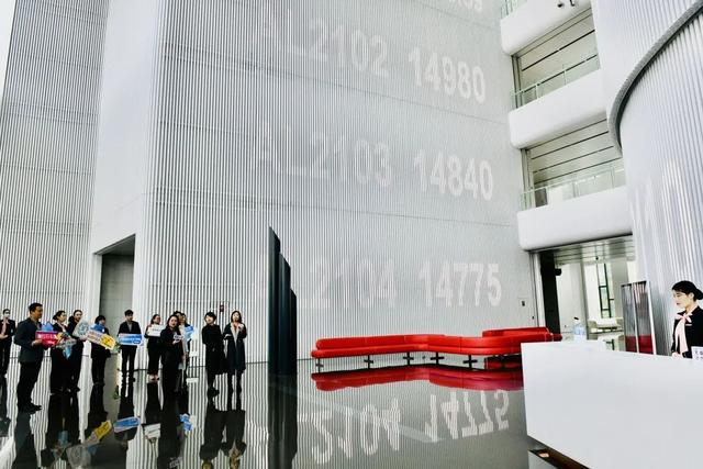 西安国际港务区开展“华商记者直播带岗牵手行动‘职’为你”活动 第11张