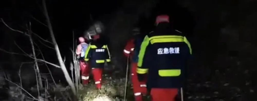 西安两人在秦岭观赏冰瀑时意外坠崖,女子受伤,男子不幸遇难!