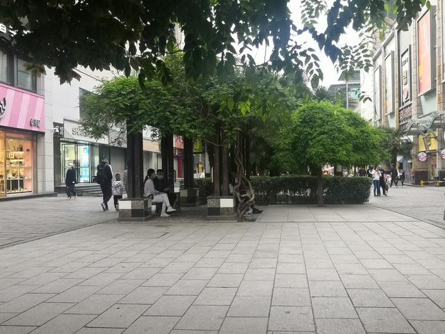 西安骡马市，到西安的骡马市步行街走一走逛一逛（西安骡马市2、骡马市和小寨衣服质量好，街上行人逐步增多）  第9张