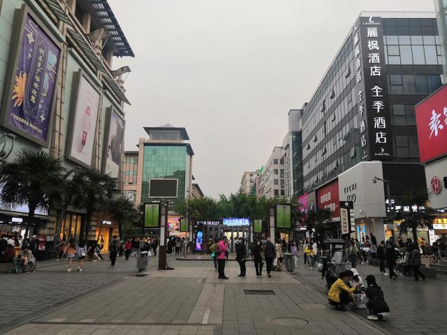 西安骡马市，到西安的骡马市步行街走一走逛一逛（西安骡马市2、骡马市和小寨衣服质量好，街上行人逐步增多）  第17张