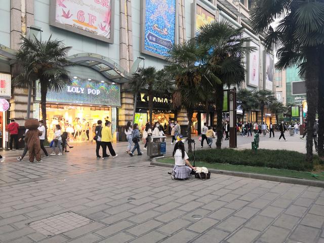 西安骡马市，到西安的骡马市步行街走一走逛一逛（西安骡马市2、骡马市和小寨衣服质量好，街上行人逐步增多）  第19张
