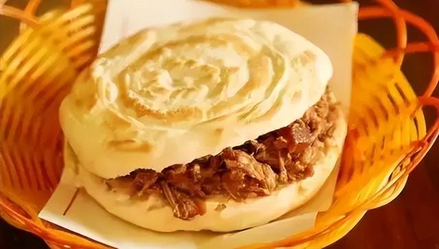 西安美食大刀切米皮也是一门手艺，一把大刀切得很细腻  第2张