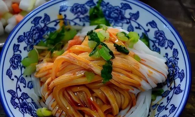 西安美食大刀切米皮也是一门手艺，一把大刀切得很细腻  第7张