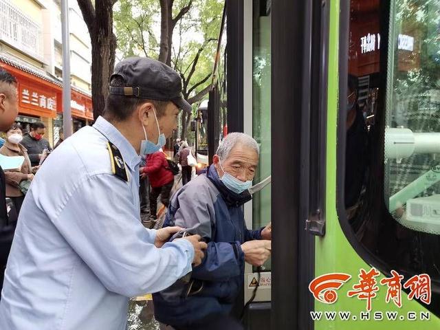 西安城投公交235路开展“九九重阳节浓浓敬老情”活动  第6张