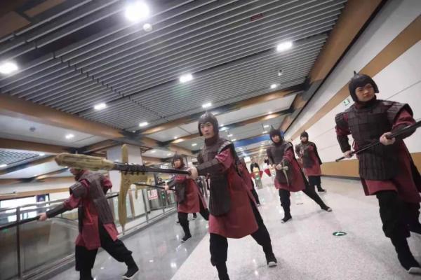 西安地铁9号线车厢内部座椅记者提前探访“活力橙”地铁9hao线「西安地铁9号线站点信息」  第16张