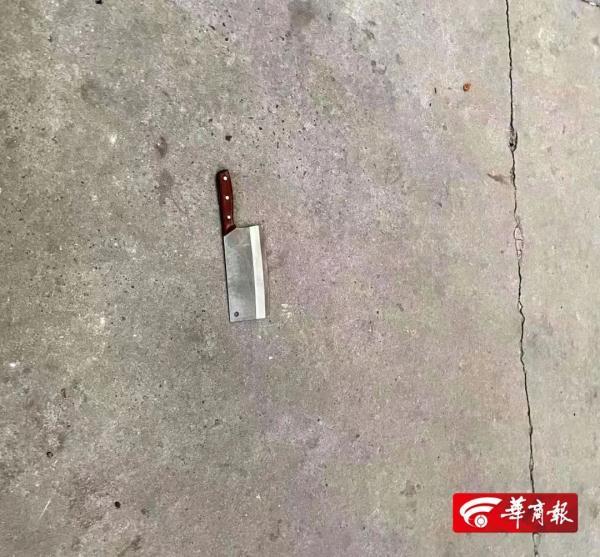 西安老年休闲群，菜刀坠落！「西安老年休闲群单元楼突然从21楼掉下一把菜刀下班」  第1张