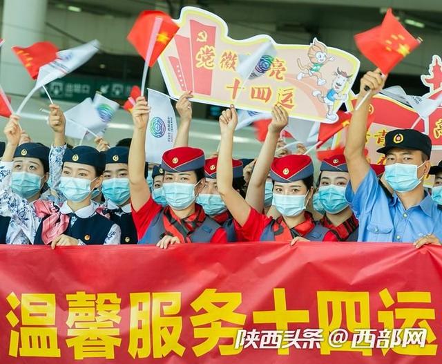 西安客运段乘务员“十四运”新制服换装上线第yi天「西安休闲衬衫定制价格多少西安休闲衬衫定制价钱多少」  第2张