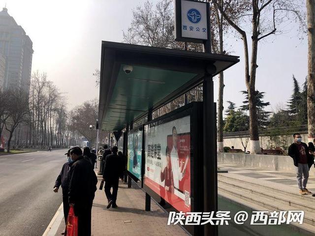 陕西最大的汽车装饰品在西安那里？「西安街头不少公交站牌换新了！」  第1张
