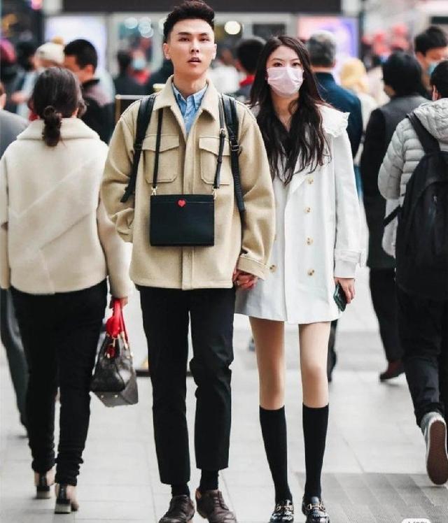 西服+西筒袜将西服怎么样「西安休闲服饰怎么样，西安街头“光腿”出门的人不少」  第5张