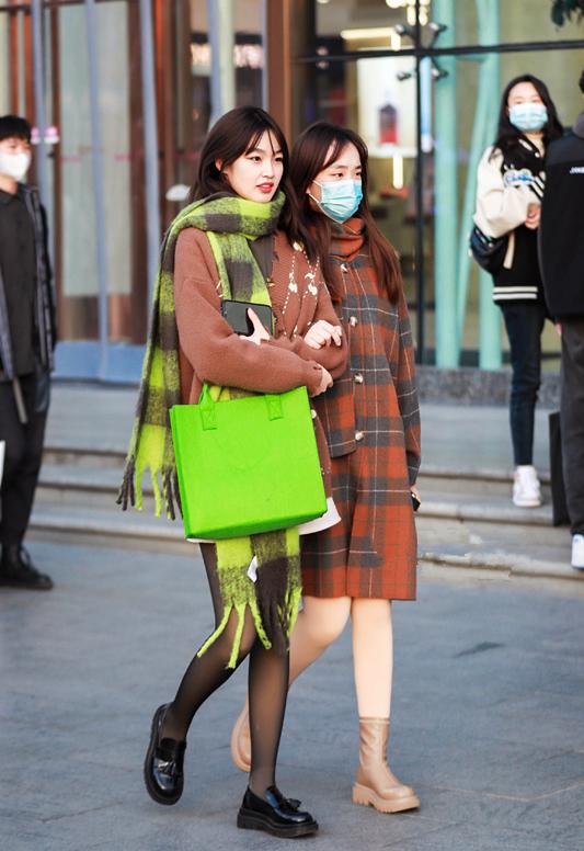 西服+西筒袜将西服怎么样「西安休闲服饰怎么样，西安街头“光腿”出门的人不少」  第4张