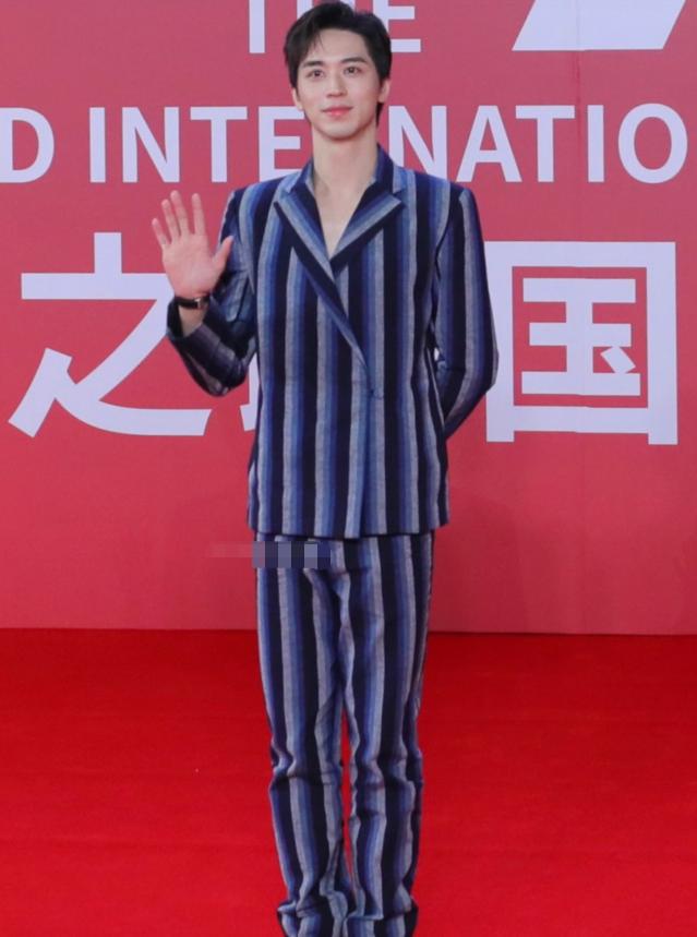 西安休闲女装加盟店有哪些新年第一天就有点驼背，张丹峰洪欣现身「《勇敢的翅膀》主持人朱迅、袁姗姗、张丹峰、张丹峰、许魏洲」  第27张