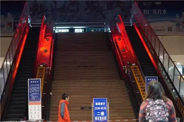 西安火车站的照片「凌晨2点的火车站，」  第29张