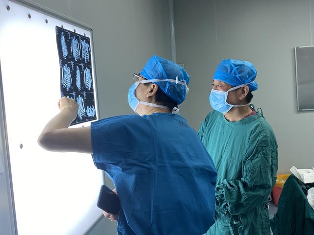 西安提亲带什么礼物西安提亲带什么礼物西安民间礼物「西安医学院第三附属医院小儿骨科专家苗武胜教授为孩子做手术」  第2张