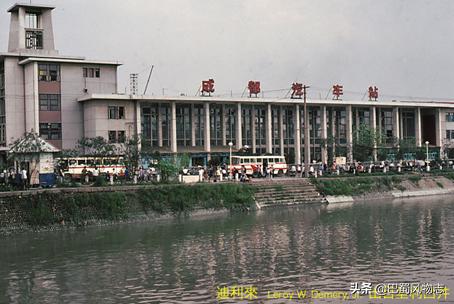 1980年西安图集中的老照片中，他出目里利吕井的名字惹的祸「1980年的西安市是什么样子的」  第36张