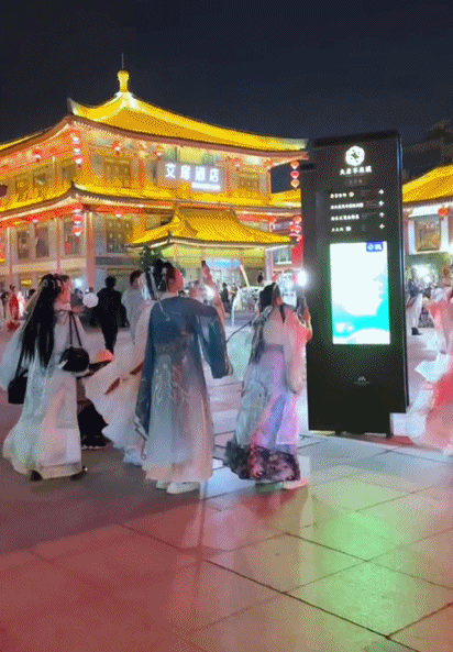 火成了“国产版环球影城”？被挤爆的西安大唐不夜城-第10张图片