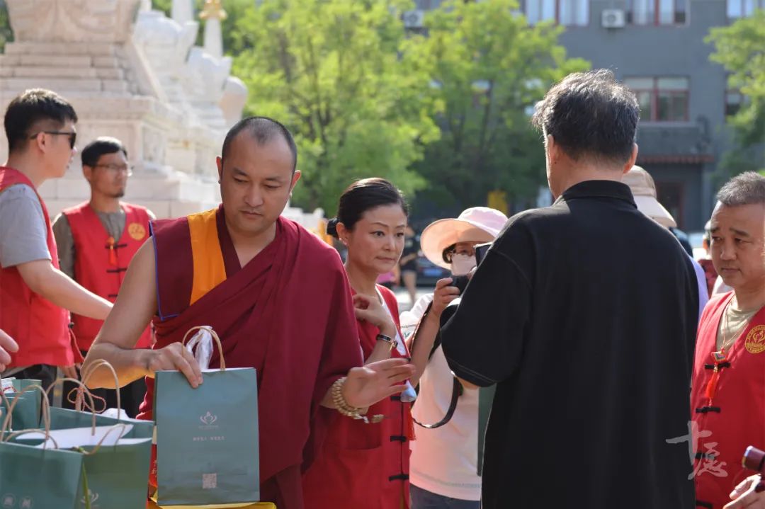 市民排长队欢度端午！1.5万份佛寺免费福粽火爆西安-第4张图片