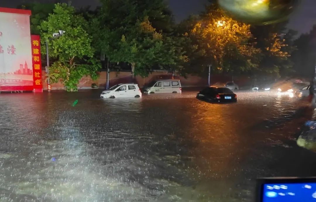 西安消防紧急救援......突降暴雨多人被困 第3张