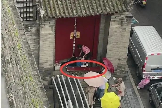 游客为逃票拆西安城墙城门门槛?