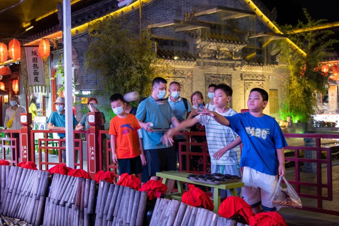 “烟火气”叠加“新动力” 东新街夜经济劲头十足——流光溢彩夜新城 第8张