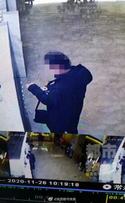 仨年轻女子正洗浴 一男子突然闯入浴池 西安洗浴中心竟说……-第4张图片