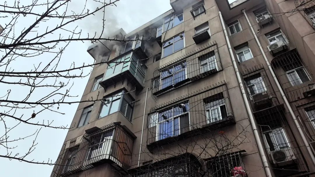 西安一小区房子起火，一个疏忽家没了！冬天干燥注意防火-第1张图片