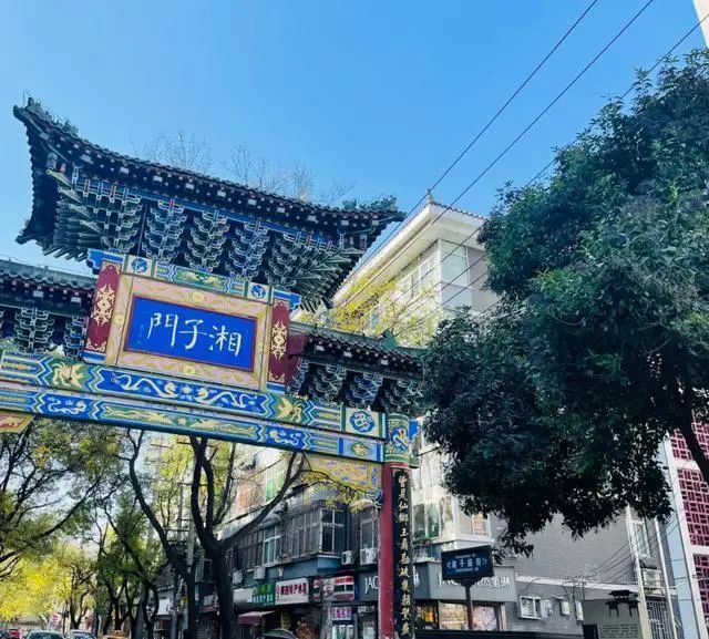 藏着西安的清幽与烟火!小巷子的小庙、酒吧、泡馍店、黄酒馆 第1张