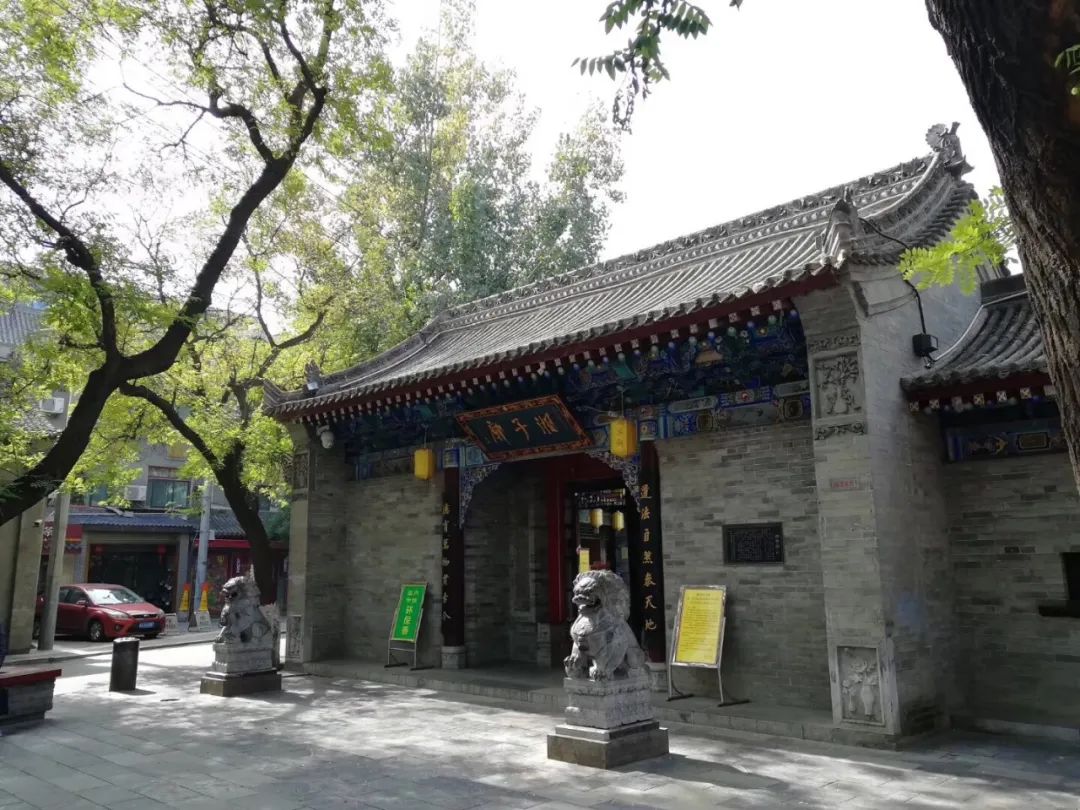 藏着西安的清幽与烟火!小巷子的小庙、酒吧、泡馍店、黄酒馆 第2张