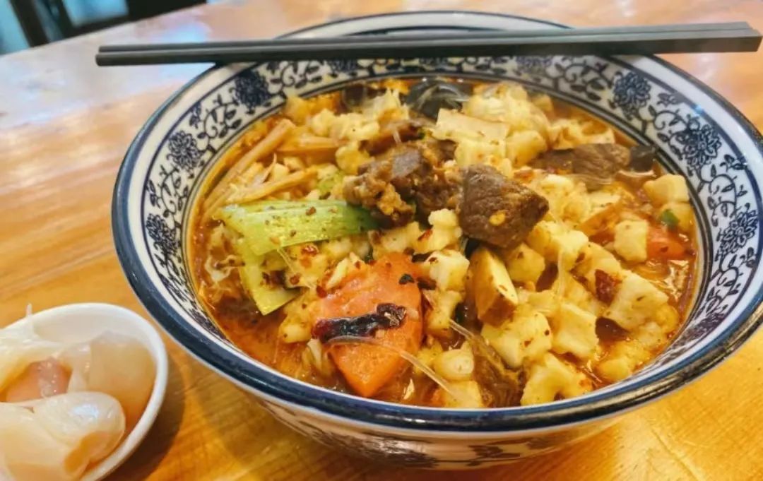藏着西安的清幽与烟火!小巷子的小庙、酒吧、泡馍店、黄酒馆 第13张