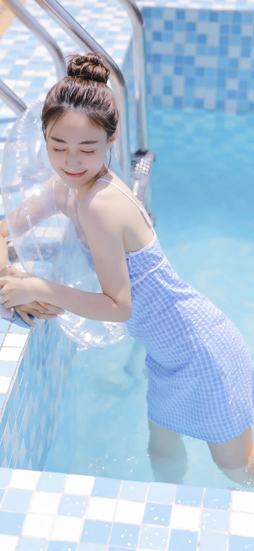 浴池写真！网红AI蓝衣少女，分享美图-第6张图片