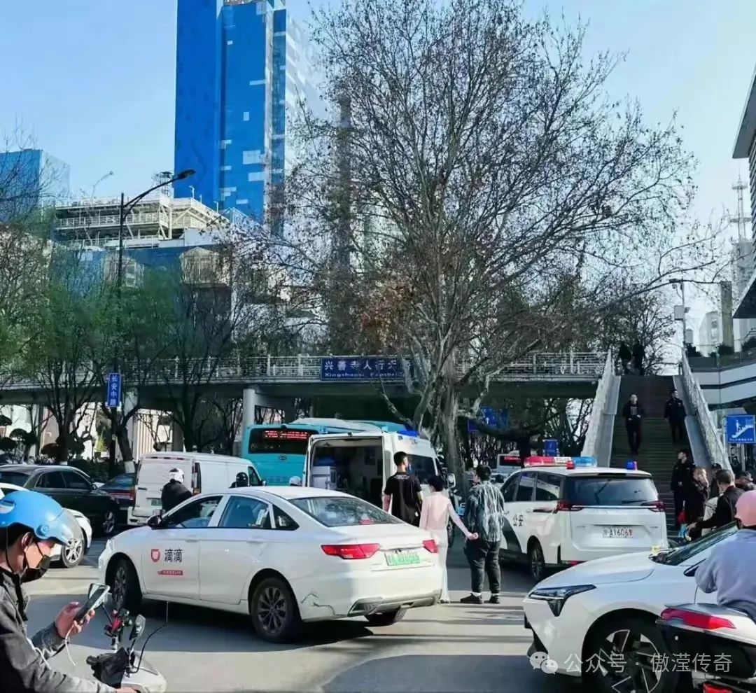 通报:捅人者17岁!西安小寨天桥发生持刀捅人事件! 第4张