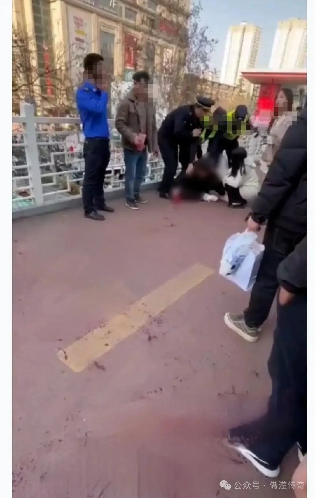 通报:捅人者17岁!西安小寨天桥发生持刀捅人事件! 第11张