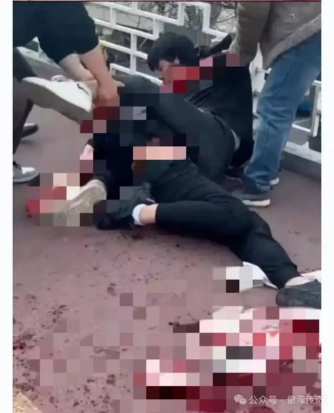 通报:捅人者17岁!西安小寨天桥发生持刀捅人事件! 第12张