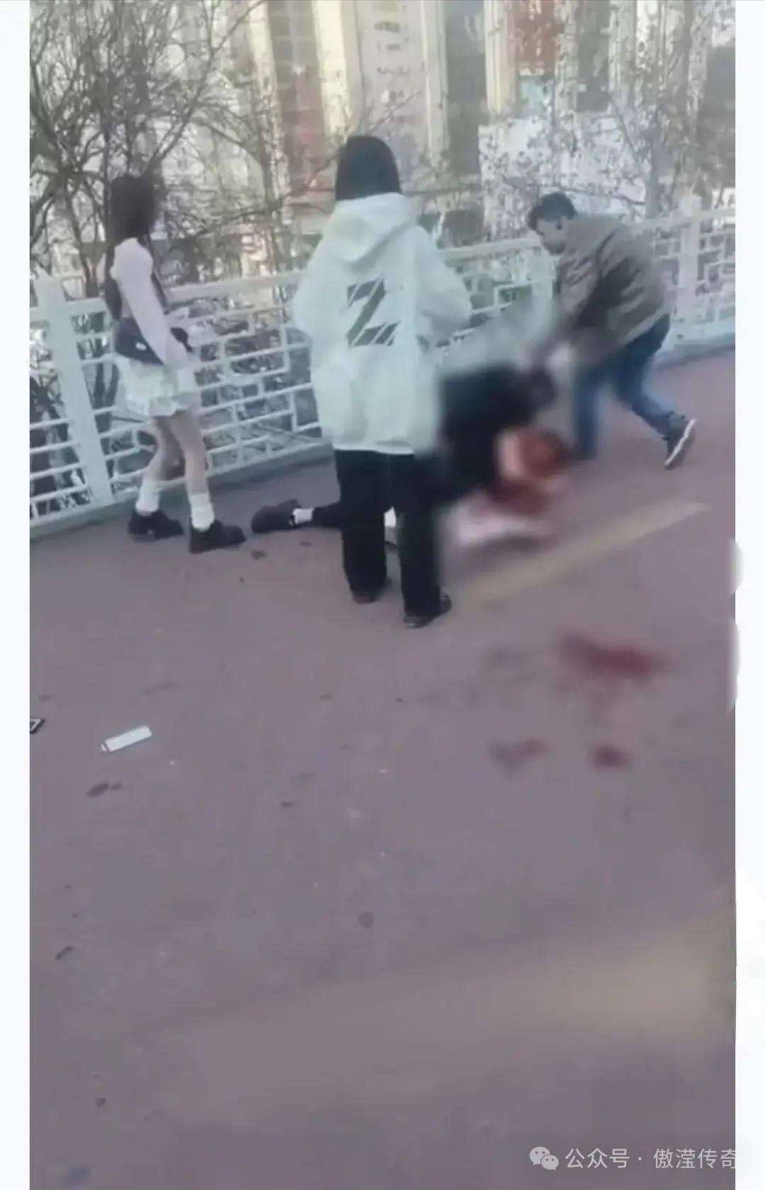 通报:捅人者17岁!西安小寨天桥发生持刀捅人事件! 第17张