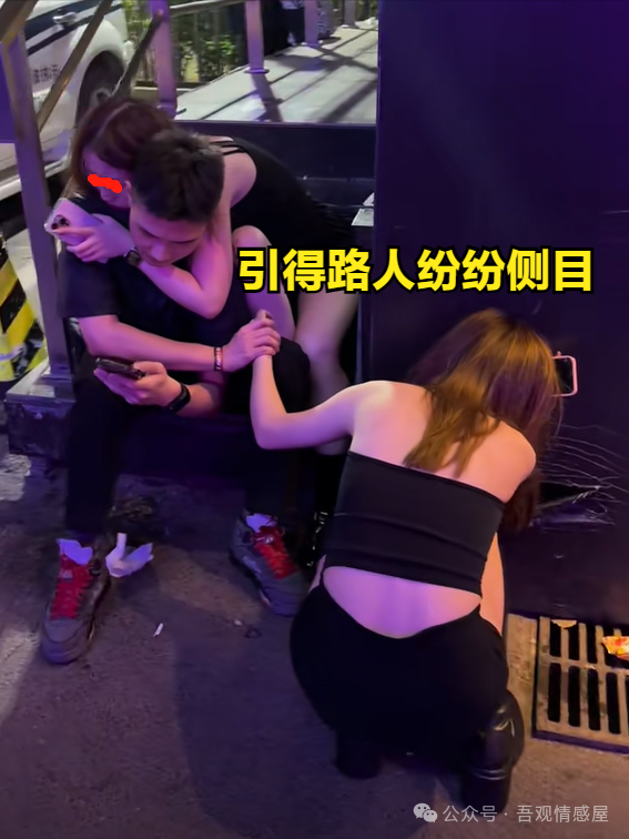 引得路人羡慕！3人关系错综复杂，2女1男在酒吧夜店门口温存-第3张图片