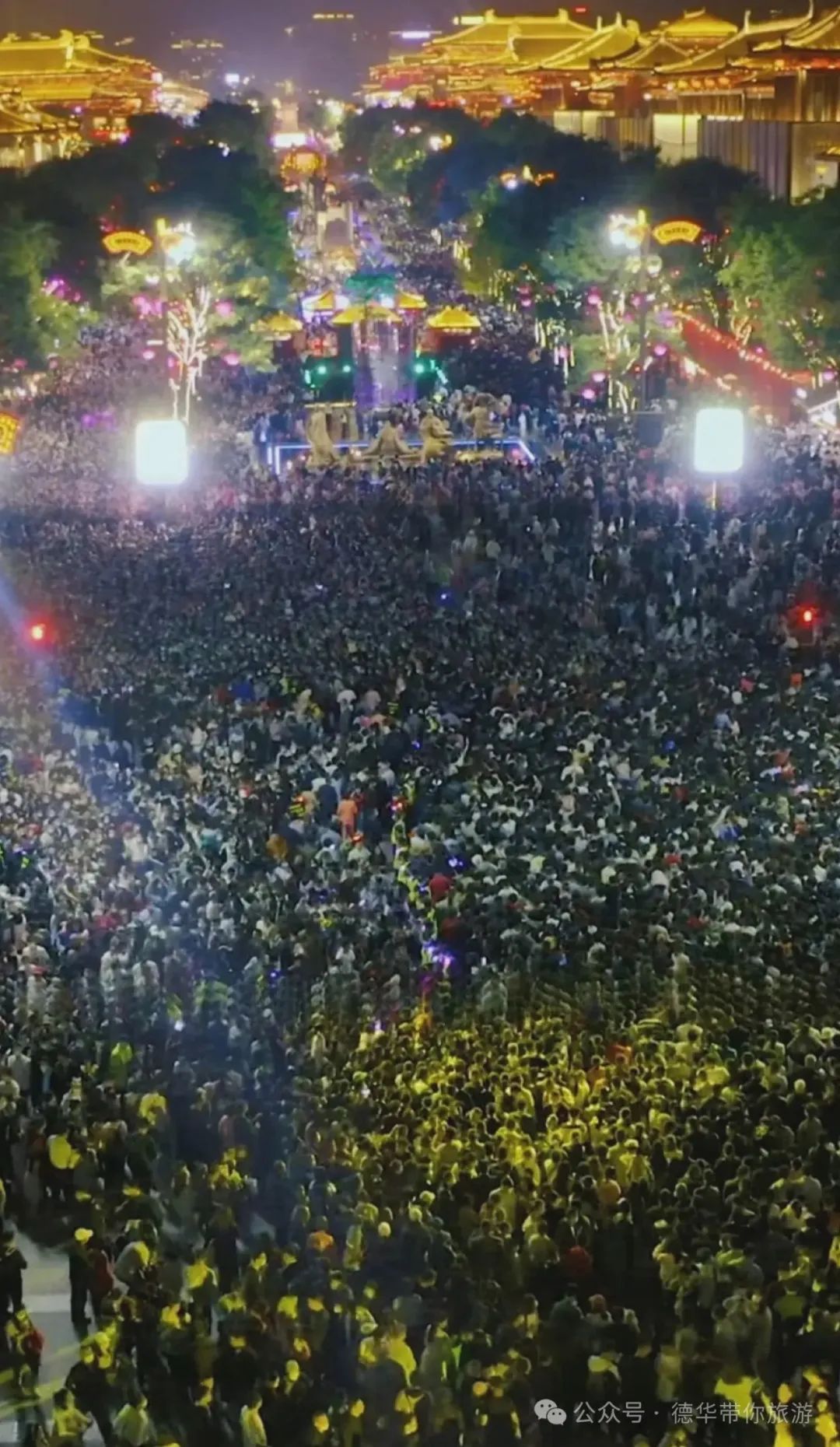 严重怀疑全国有一半人都跑这里了！人山人海！西安大唐不夜城夜晚娱乐-第2张图片