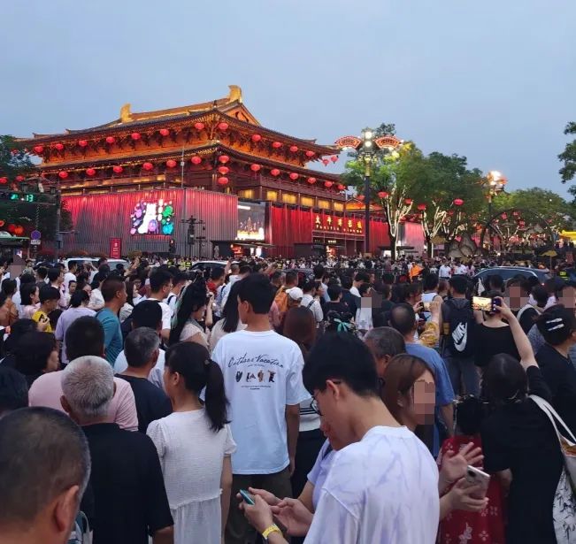 人真的太多了!请欣赏!来西安旅游哪里人最多呢? 第5张