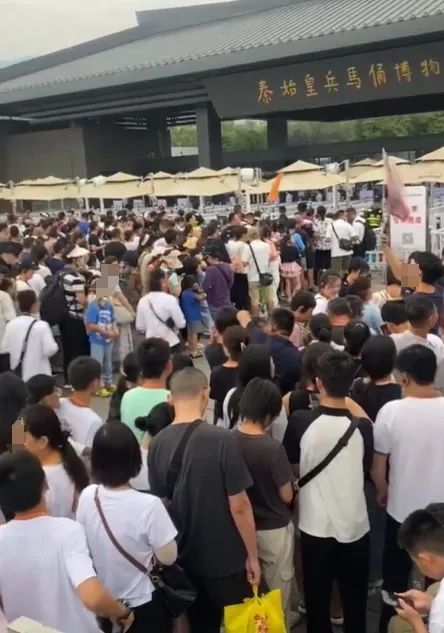 人真的太多了!请欣赏!来西安旅游哪里人最多呢? 第12张