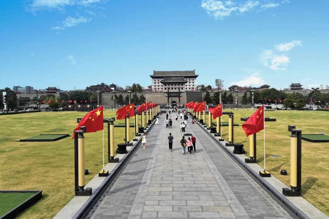 西安旅游:西安城墙国庆氛围别样浓!遍地“中国红” ! 第3张
