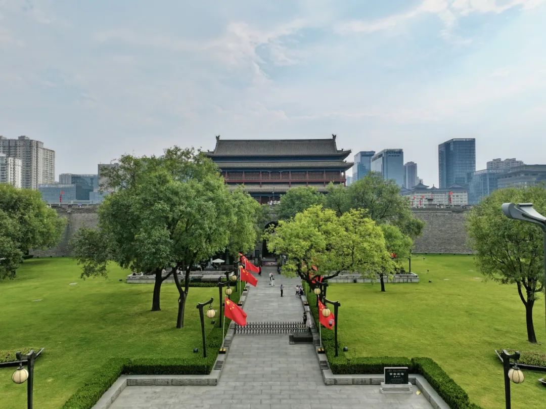 西安旅游:西安城墙国庆氛围别样浓!遍地“中国红” ! 第4张